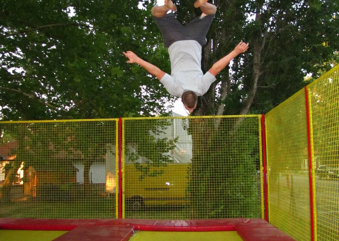 Jak założyć siatkę do trampoliny?