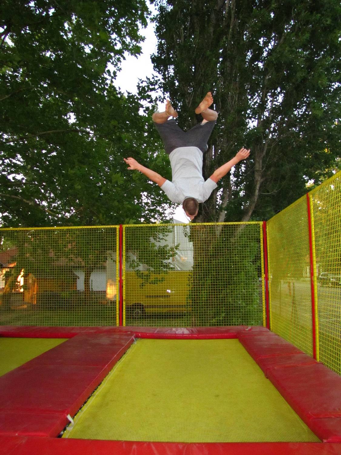 Jak założyć siatkę do trampoliny?