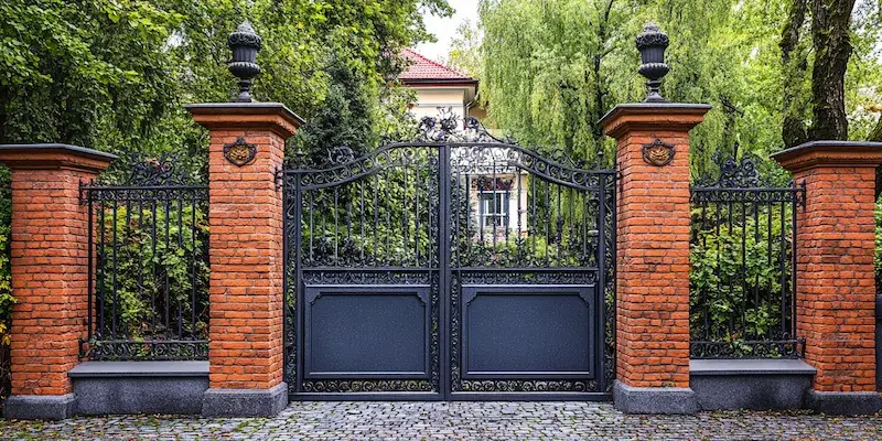 Ile farby na ogrodzenie metalowe?